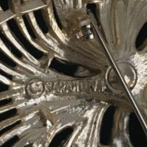Sarah Coventry Gold Tone & Rhinestone Brooch - Picture 7 of 9